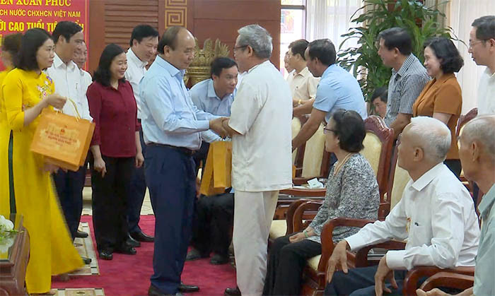 Chủ tịch nước Nguyễn Xuân Phúc tặng quà người cao tuổi tiêu biểu ở Hải Dương